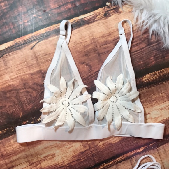 << White Flower Mesh Strappy Cheeky Bikini >> - Picture 4 of 8